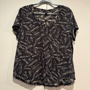 5/25 Women’s Size XL Short Sleeve Blouse with Black Floral Pattern.